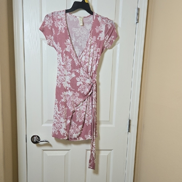 LA GYSPY M Casual Floral Wrap Mini Dress in Mauve Soft Beachy Sexy Feminine Flex - Picture 3 of 11